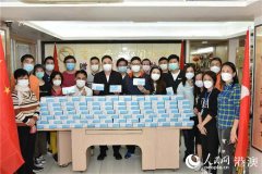 香港晋江社团总会青联会派发5000个爱心口罩